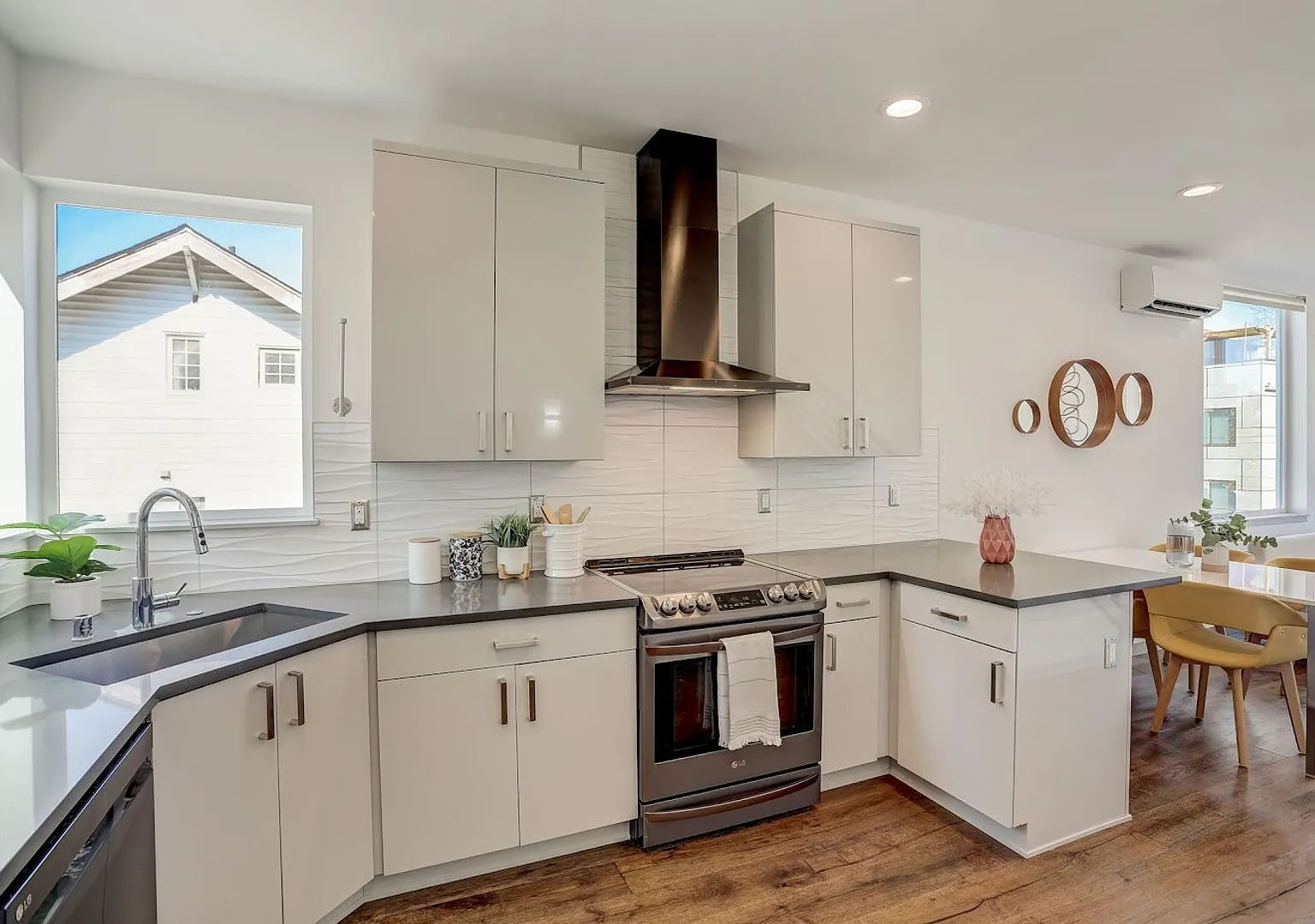 Modern Townhome on Beacon Hill! — Photo 4