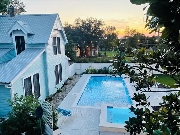 111 S Masonic St, Bellville, TX 77418