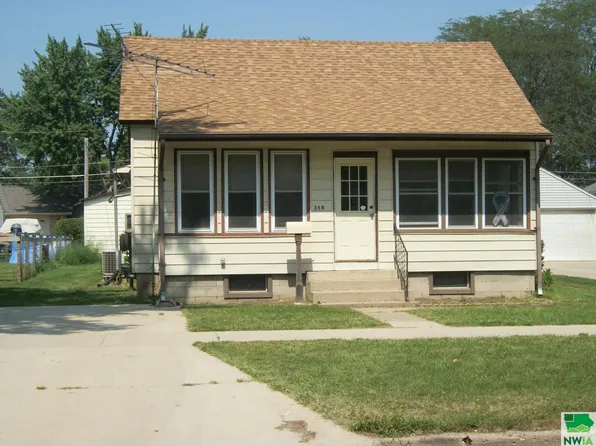 318 Sumner St, Cherokee, IA 51012