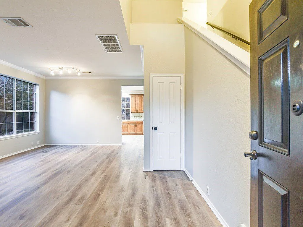 4 bed, 2.5 bath, 2195 sqft, $2,300 — Photo 3