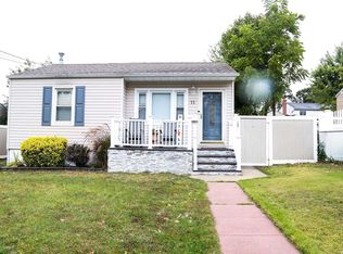 11 24th St, Copiague, NY 11726