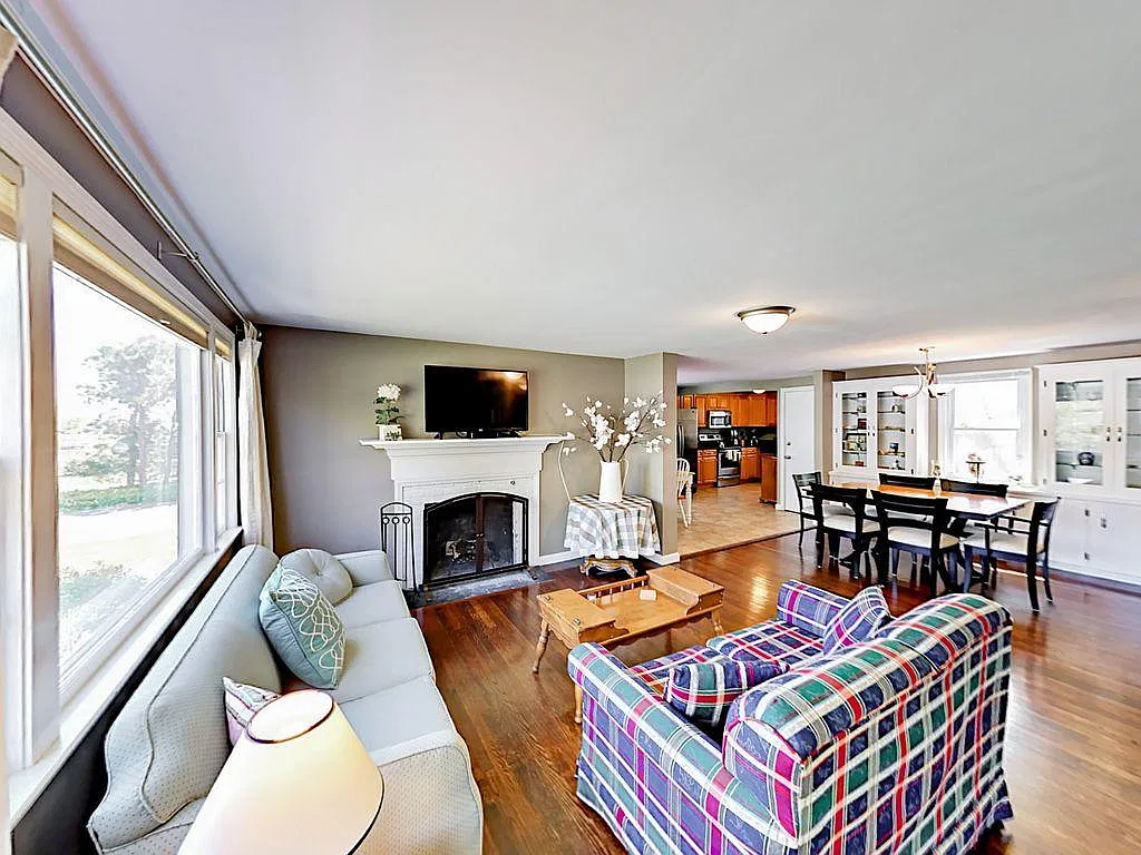 4 bed, 2.5 bath, 2138 sqft, $3,400 — Photo 4