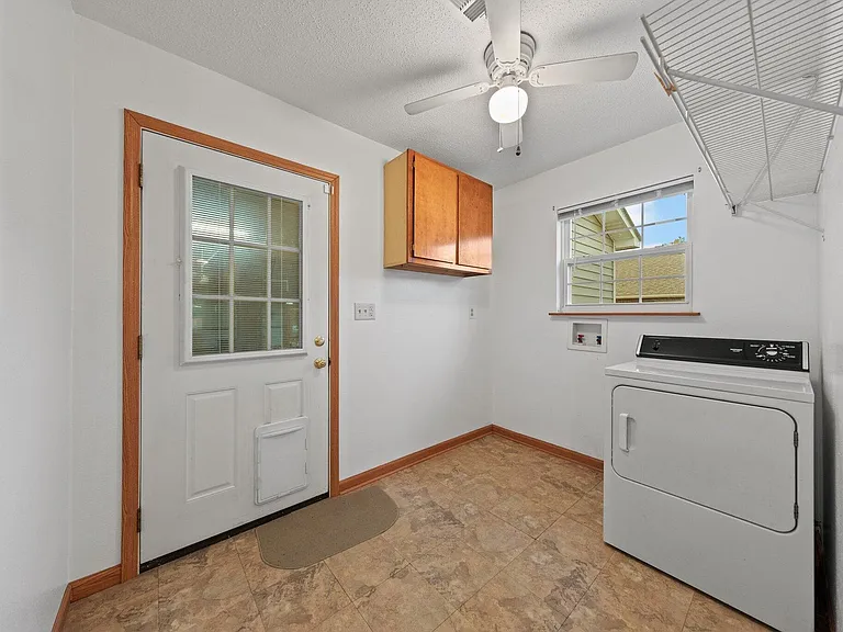 122 Beach Dr — Photo 36