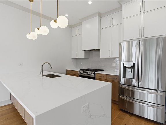 4th image of 6414 N Francisco Ave #101