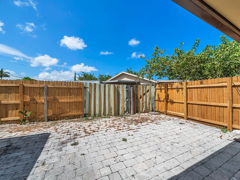 221 NW 43rd Pl — Photo 31