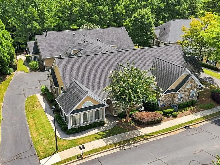 3204 Village Ln — Photo 33