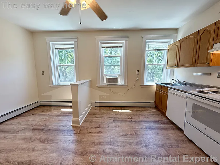 1034 Cambridge St — Photo 4