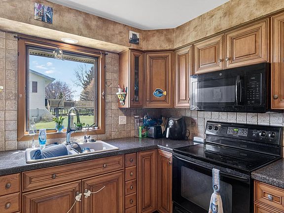 3rd image of 823 Tyler ROAD