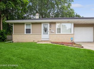 619 Hiawatha Dr, Elgin, IL 60120