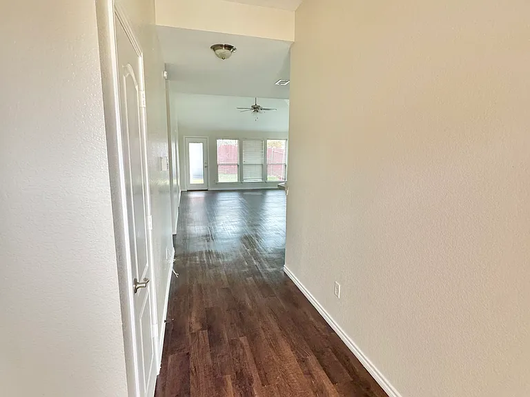 2101 Woodhaven Dr — Photo 8