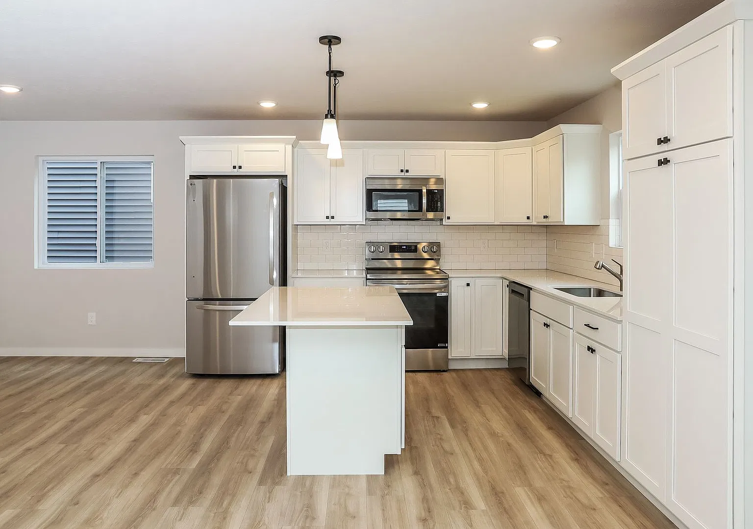 1 Month FREE Rent! Applied to Your First Full Month. Terms & Conditions Apply. — Photo 2