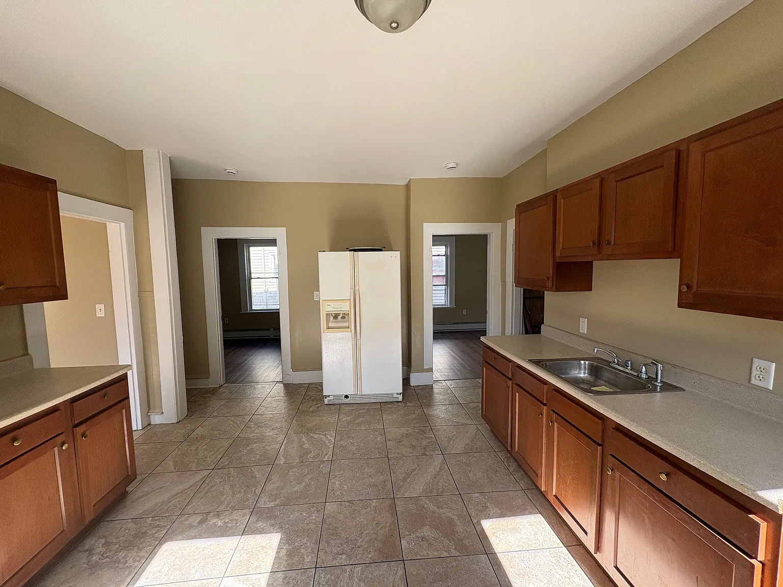 3 bed, 1048 sqft, $1,850 — Photo 3