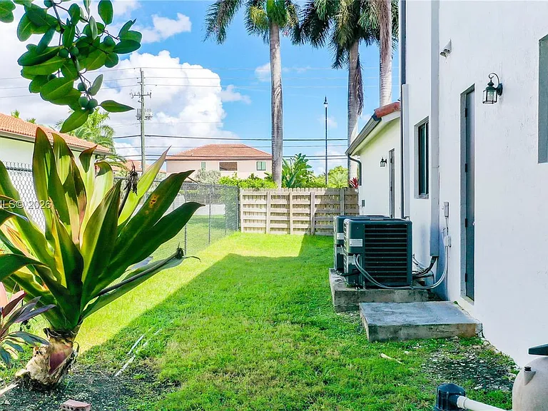 6950 SW 97th Ave — Photo 46