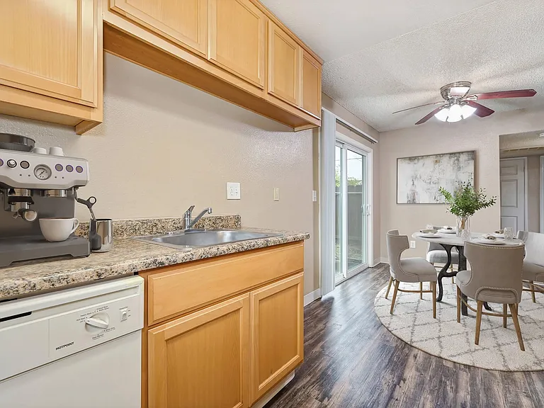Briggsmore Apartments — Photo 6