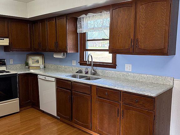 3rd image of 894 Riverview Dr