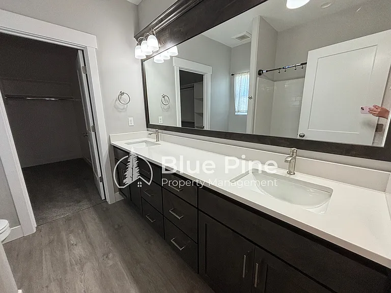 5760 Wildrose Ave — Photo 10