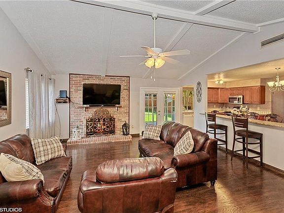 3rd image of 2116 Cedarcrest Dr
