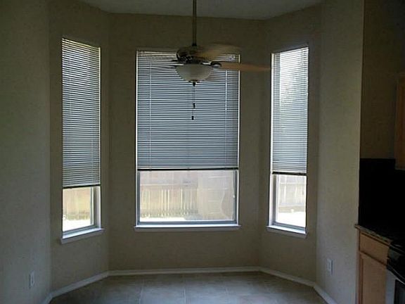 5th image of 806 Aylesbury Dr