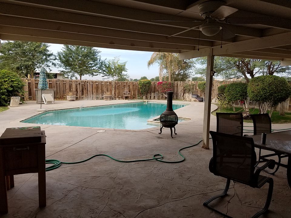 Very large pool and patio 
