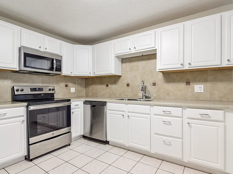 2451 Glenview Dr — Photo 7