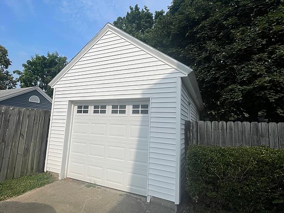 2nd image of 750 Pine Ave NW