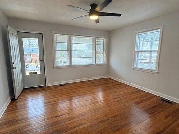 3rd image of 1318 Lincoln Ave E