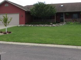 375 S Rolling Hills Dr, Le Center, MN 56057