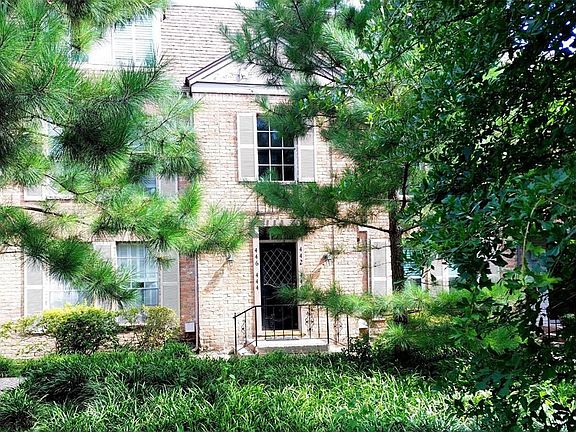 2nd image of 440 N Post Oak Ln #440