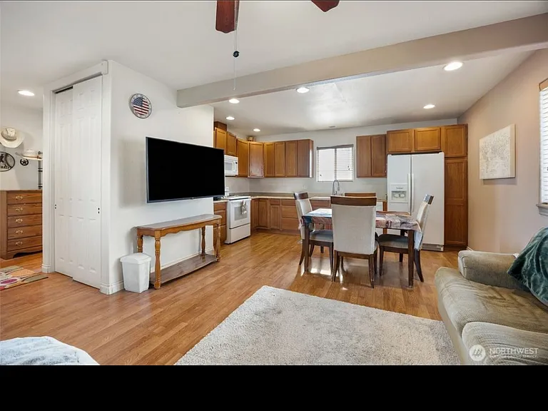 Hillcrest Dr NE — Photo 6