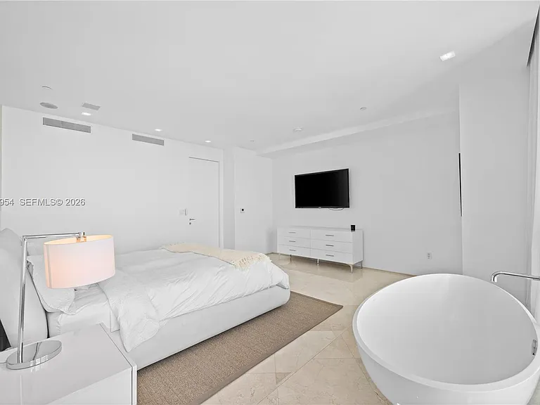 100 S Pointe Dr #3207 — Photo 16