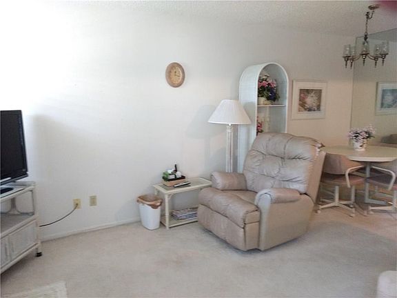 3rd image of 27 Vista Gardens Trl
