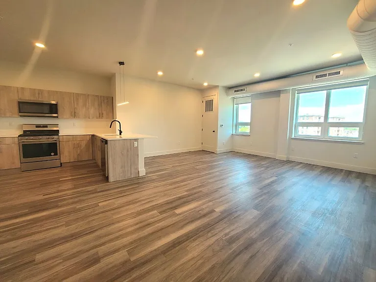 50 Washington St #62 — Photo 1