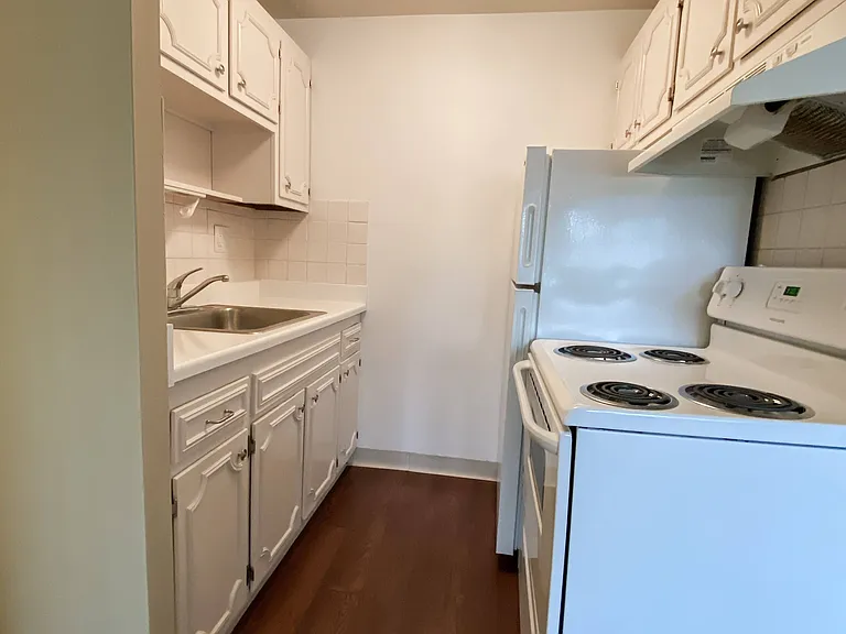 Holland Gardens Apartments — Photo 22