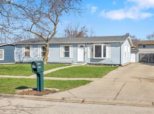 3852 Cambridge Dr, Park City, IL 60085