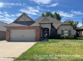1016 NW 29th St, Moore, OK 73160