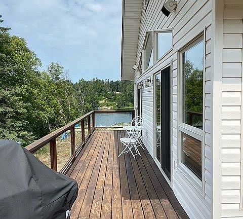 Can see lake from 3 sides