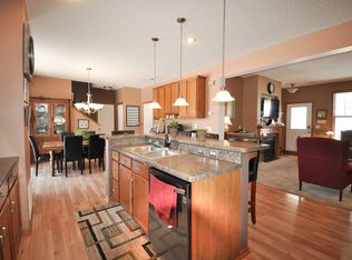 692 Ravencroft Rd, Waconia, MN 55387