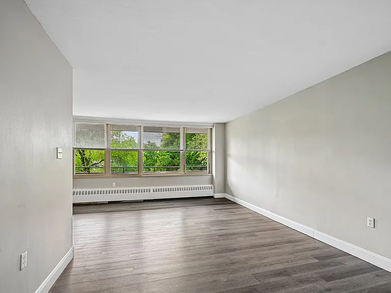 Bryn Mawr Apartments — Photo 11
