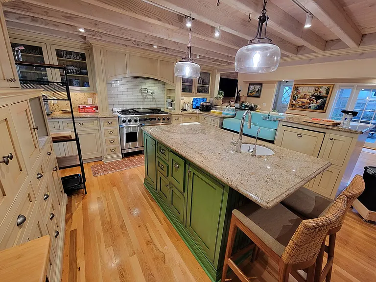 360 Aster St — Photo 5