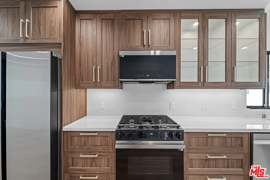 2 bed, 1000 sqft, $5,450 — Photo 2