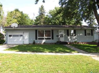214 W Lincoln St, Luverne, MN 56156