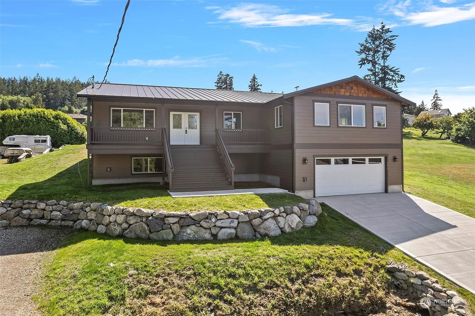 670 Maplewood Loop photo 1