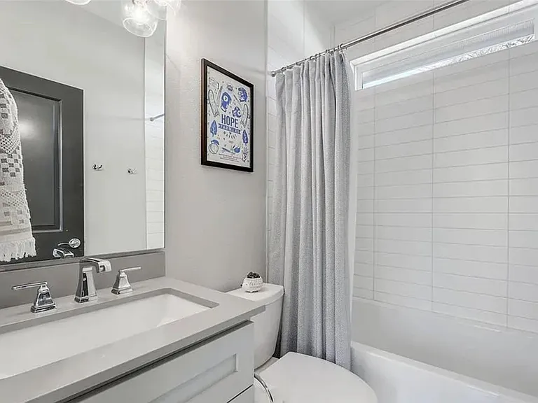 2709 E 3rd St #2 — Photo 16