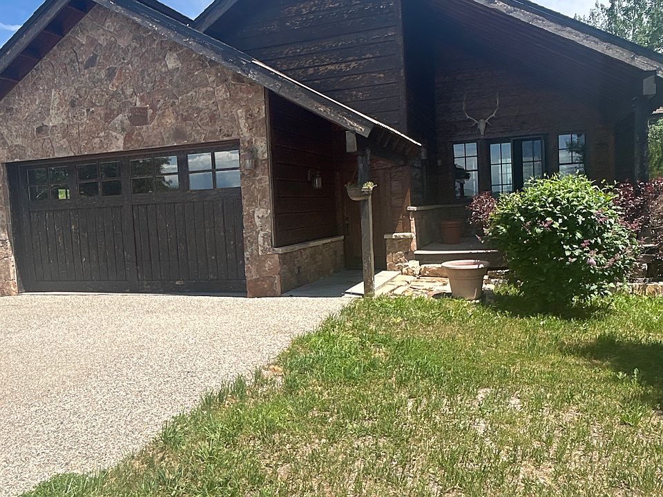 Cabin with magnificent views with south and north facing decks.