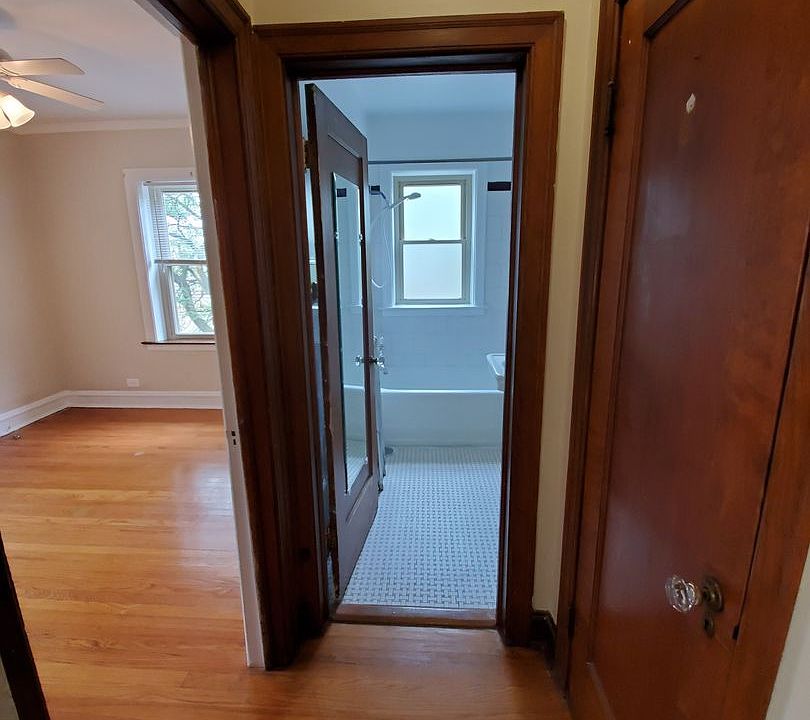 1st image of 5232 N Rockwell St APT 2