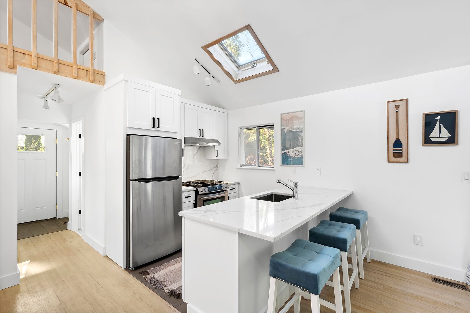  OPEN RENOVATED KITCHEN W/QUARTZ COUNTERTOPS