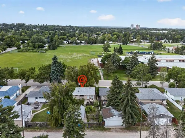 39 W Hillgrove Cres SW, Calgary, AB T2V 3K8