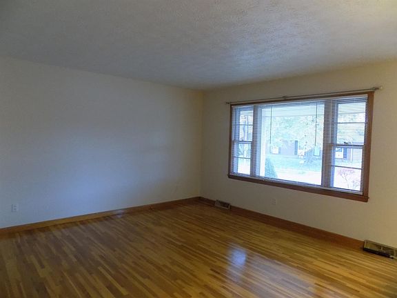 4th image of 611 Warrington Dr