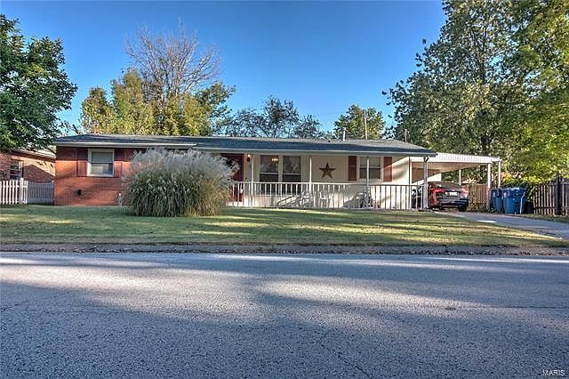 1st image of 5 Lakeview Dr