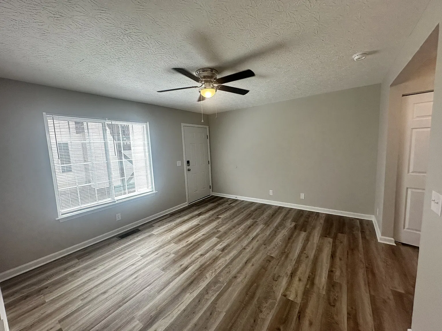 2 bed, 1.0 bath, 840 sqft, $1,400 — Photo 2